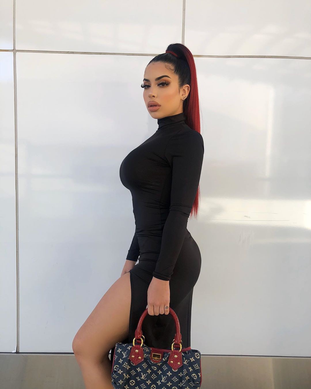 Valeria fine legs, costumes designs, standing: Instagram girls,  Black And Red Outfit  