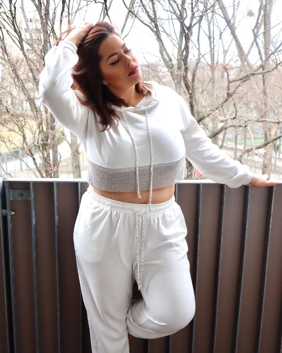 white colour outfit with crop top, jeans, photoshoot poses | Costina  Ana-Maria Curvy Model | Crop top, Instagram girls, White Crop Top