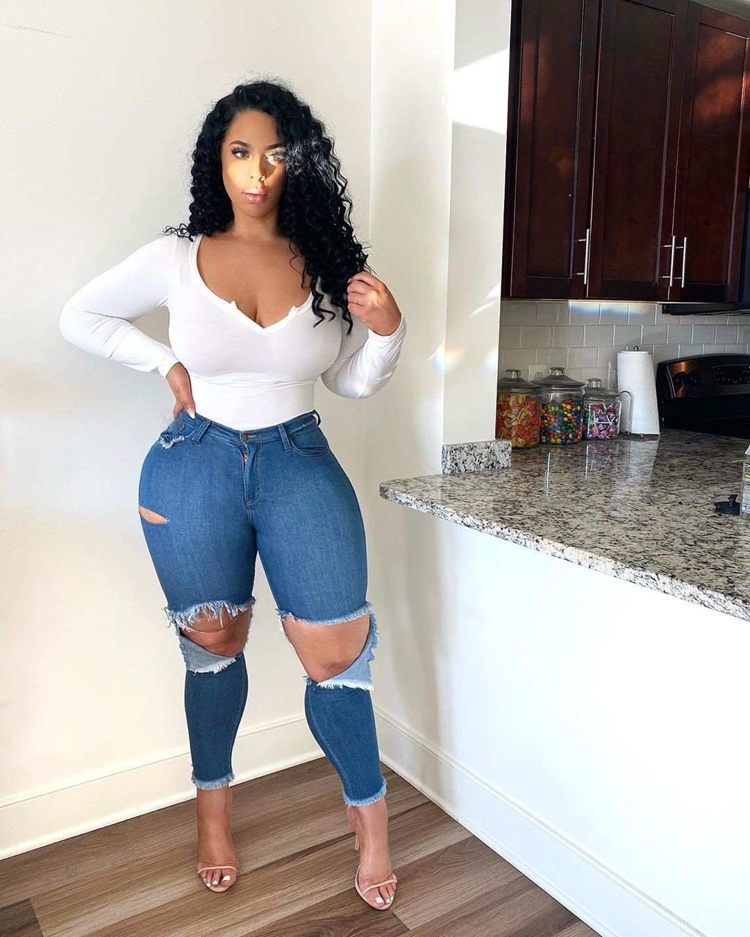 White and blue denim, jeans, legs pic: Instagram girls,  White And Blue Outfit  