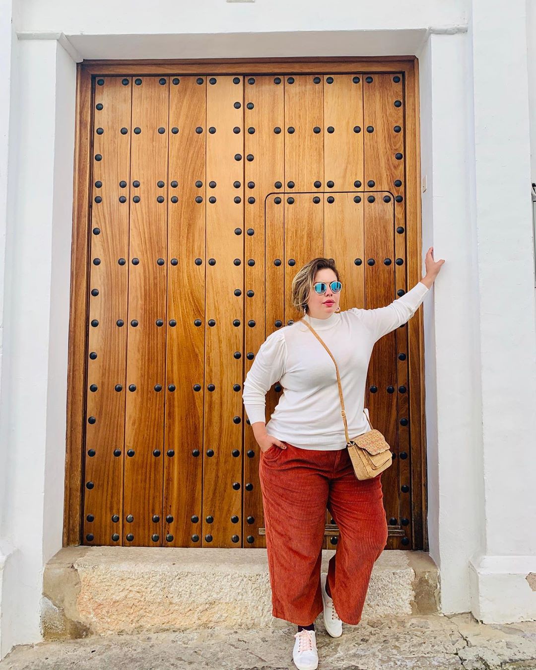 Fluvia Lacerda, architecture, home door, standing: Instagram girls  