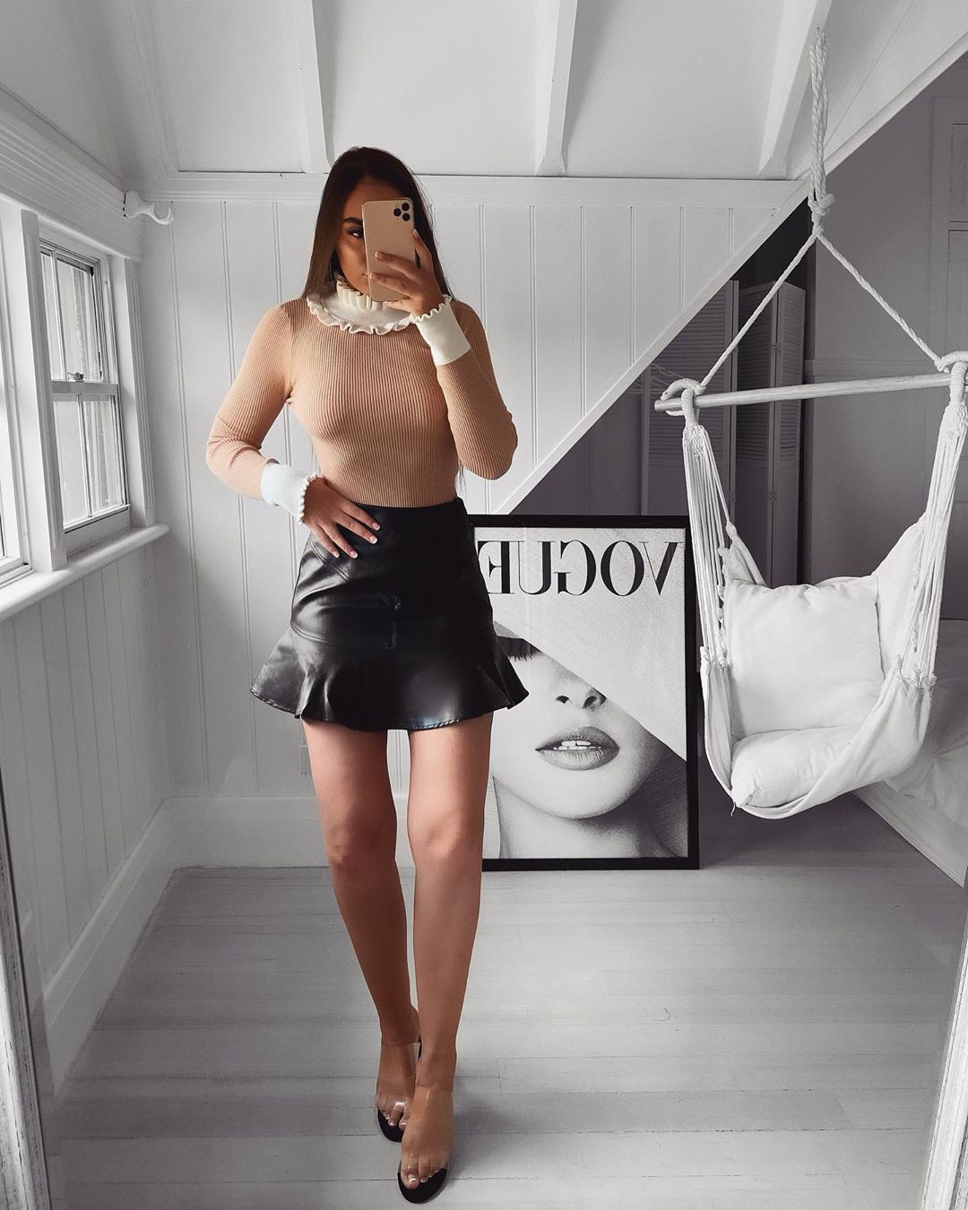 Emma Spiliopoulos woman thighs, legs picture, attire ideas: Instagram girls,  Black And White Outfit  