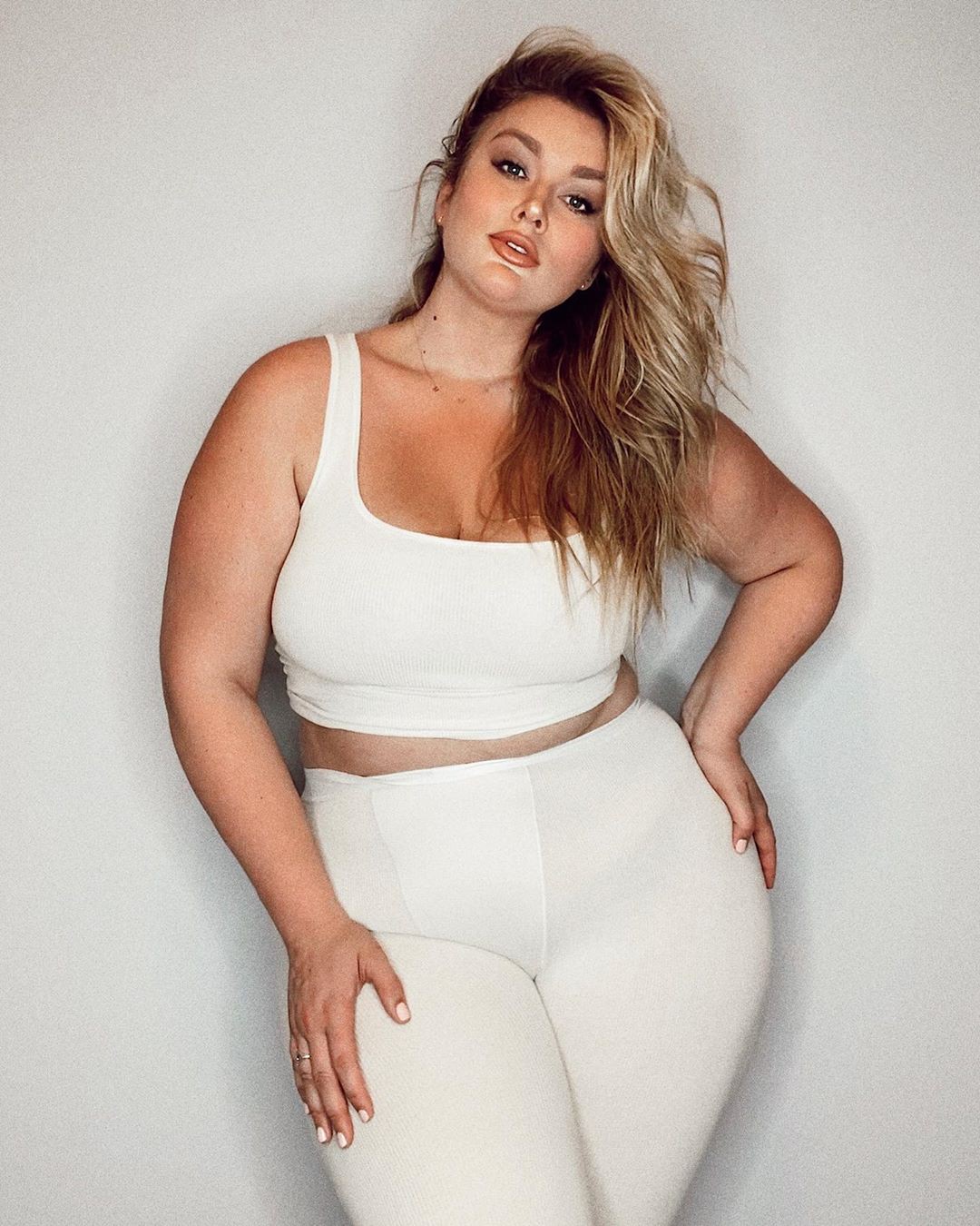 Hunter McGrady best photoshoot ideas, hot legs, legs picture: Instagram girls,  Hot Dresses  