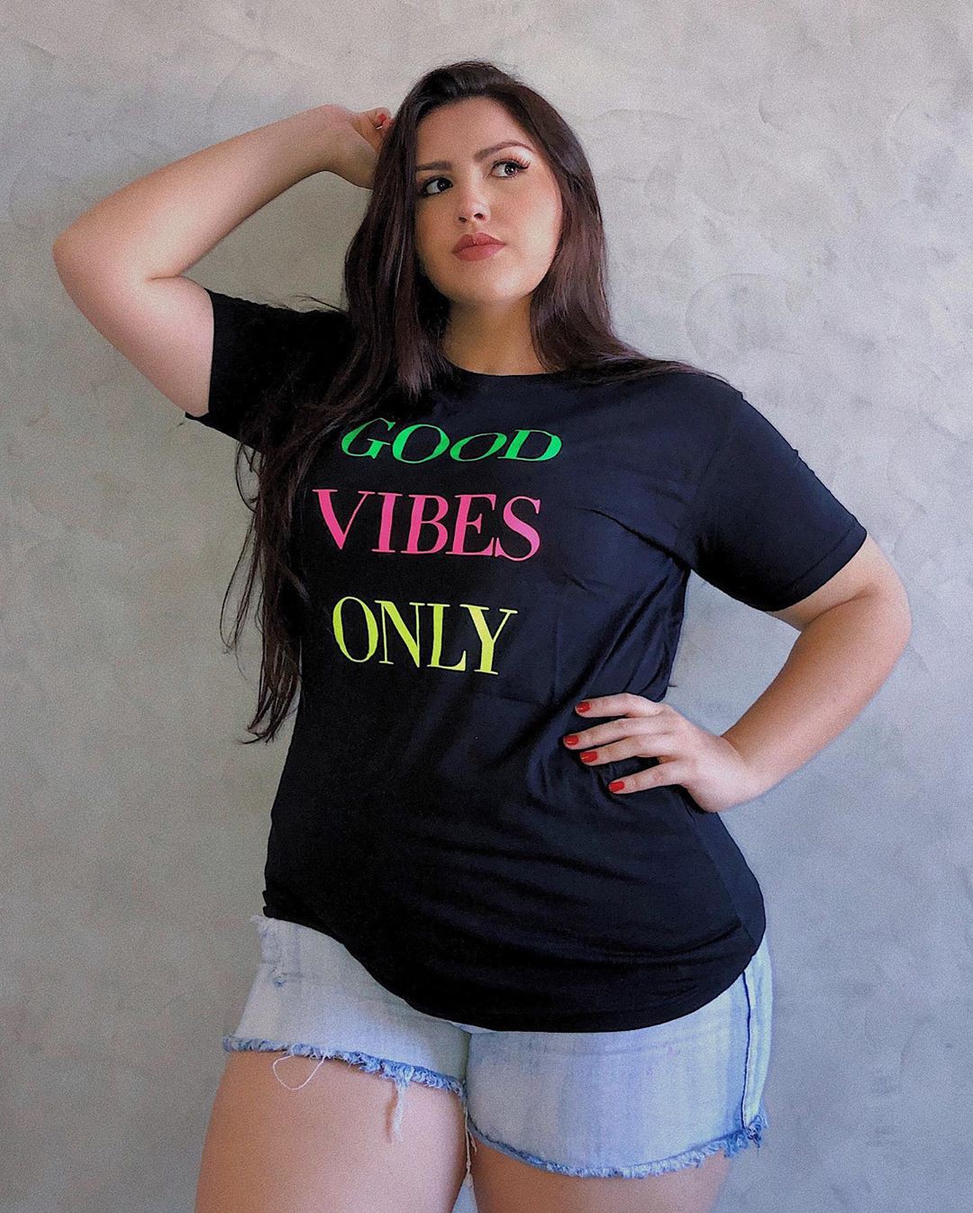 black classy outfit with t-shirt, hot girls thighs, legs photo: Instagram girls,  Black T-Shirt  