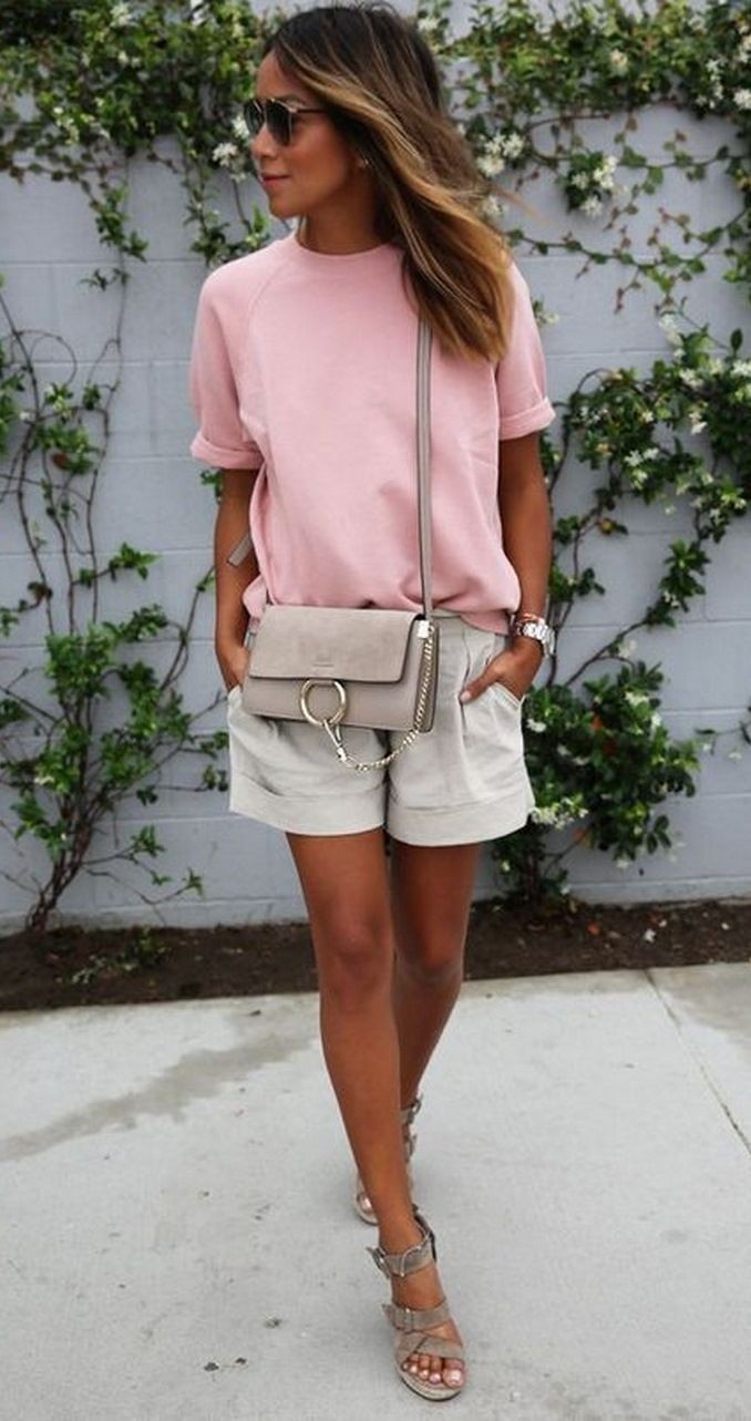 White and pink outfit Stylevore with shorts handbag, sandal: T-Shirt Outfit,  Street Style,  Casual Outfits,  Julie Sariñana  