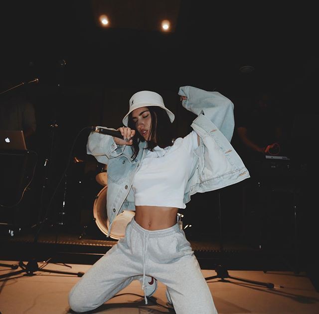 White bucket hat outfit hip hop music, performing arts: T-Shirt Outfit,  Teen outfits,  White Outfit,  Bucket hat,  Performing Arts  
