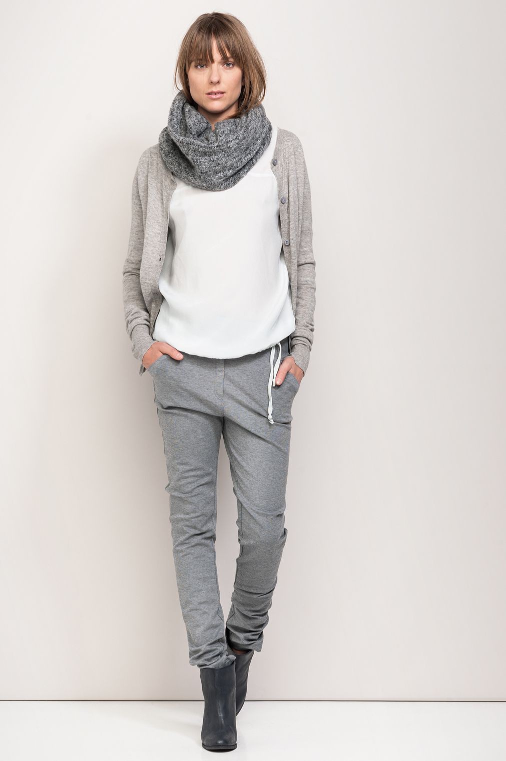 Grey sweatpants outfit winter: White Jeans,  White Shirt,  Casual Outfits,  Joggers Outfit,  White Trousers,  White Jacket,  White T-Shirt  