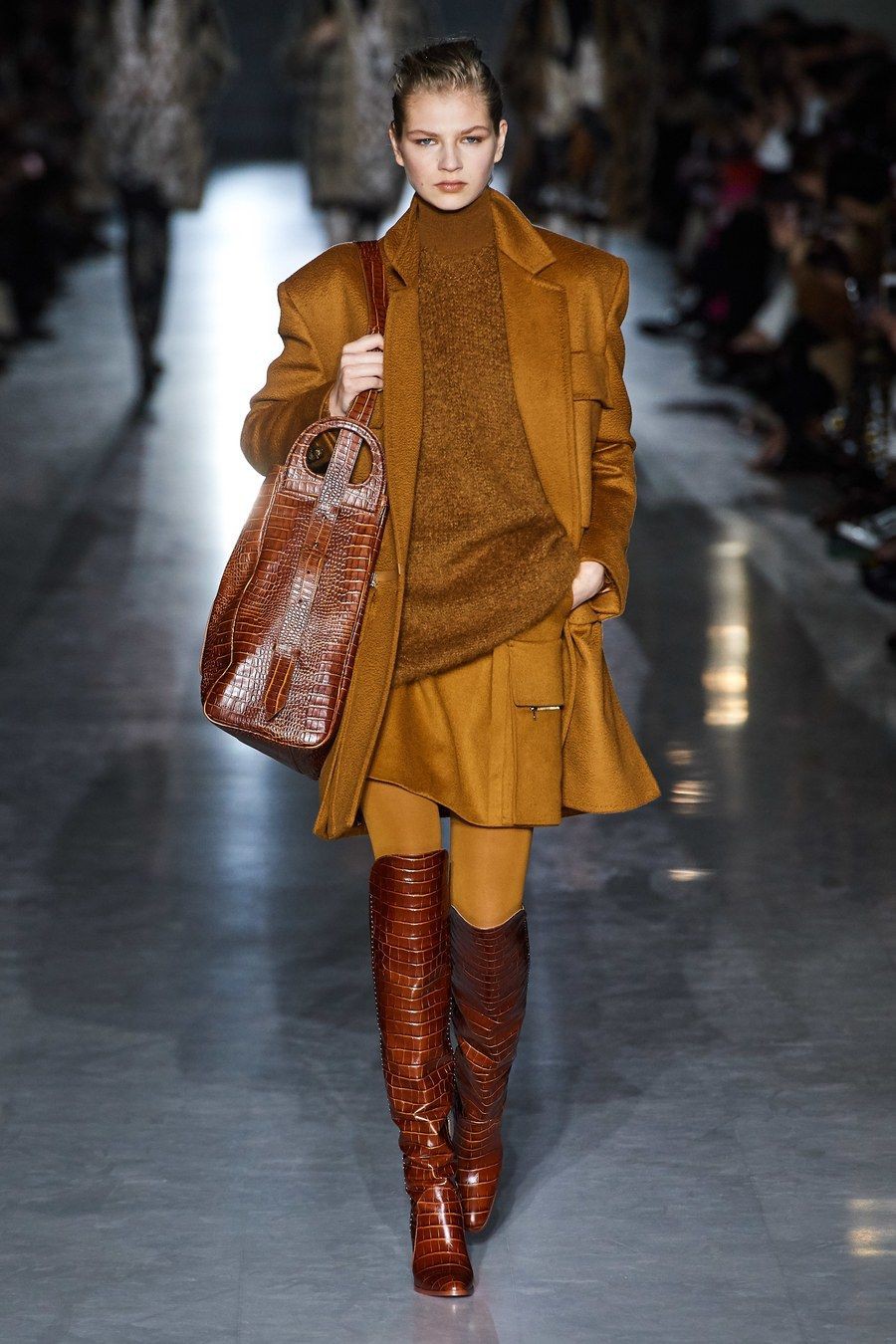 Colores otoño invierno 2020 milan fashion week, ready to wear: Fashion show,  fashion model,  Fashion week,  Milan Fashion Week,  Brown Outfit,  Brown Boots Outfits,  Ready To Wear  