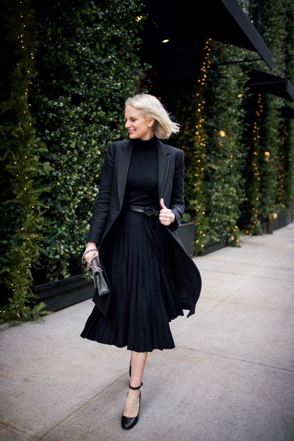 Black pleated skirt outfits black pleated skirt, little black dress: Black Outfit,  Pencil skirt,  Pleated Skirt,  Street Style,  Little Black Dress,  Black Pleated Skirt  