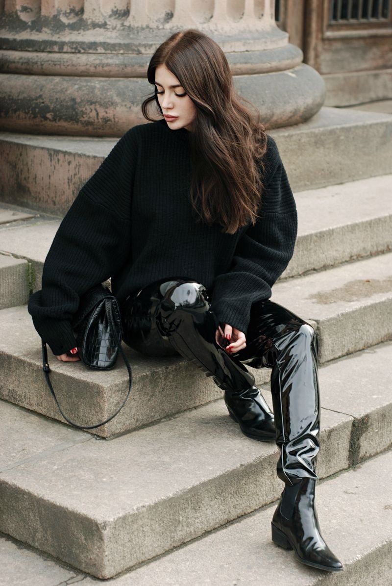 Pin by くんまー on レザーパンツ  Outfits with leggings Patent leather pants Shiny  pants