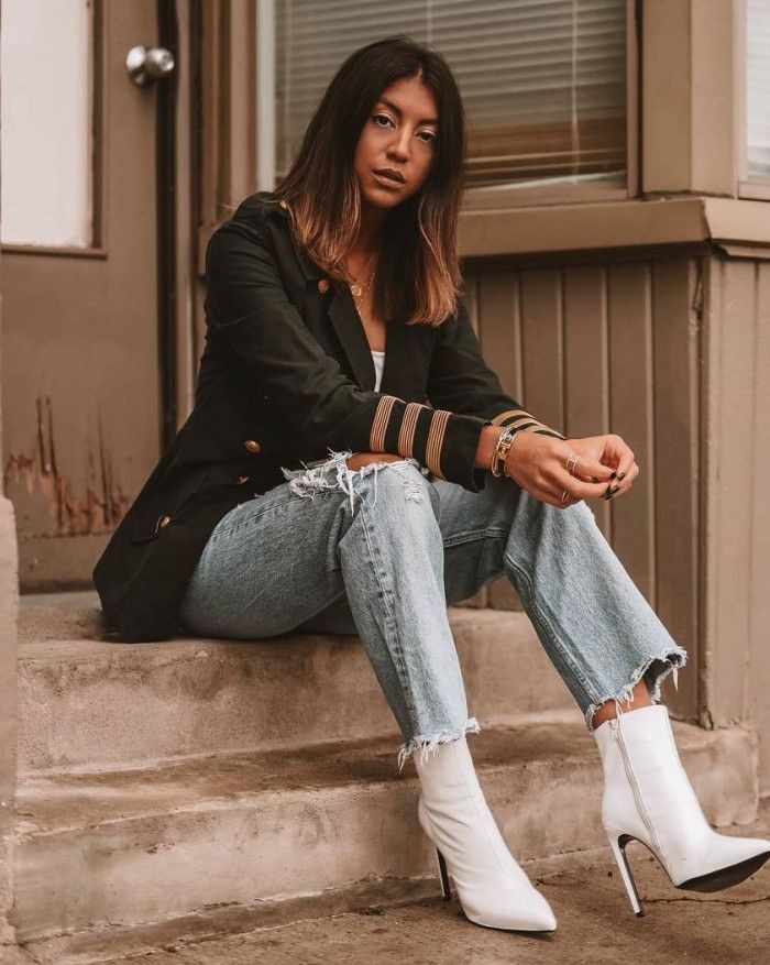 Boyfriend jeans with white boots | Boyfriend Jeans Outfit Ideas ...