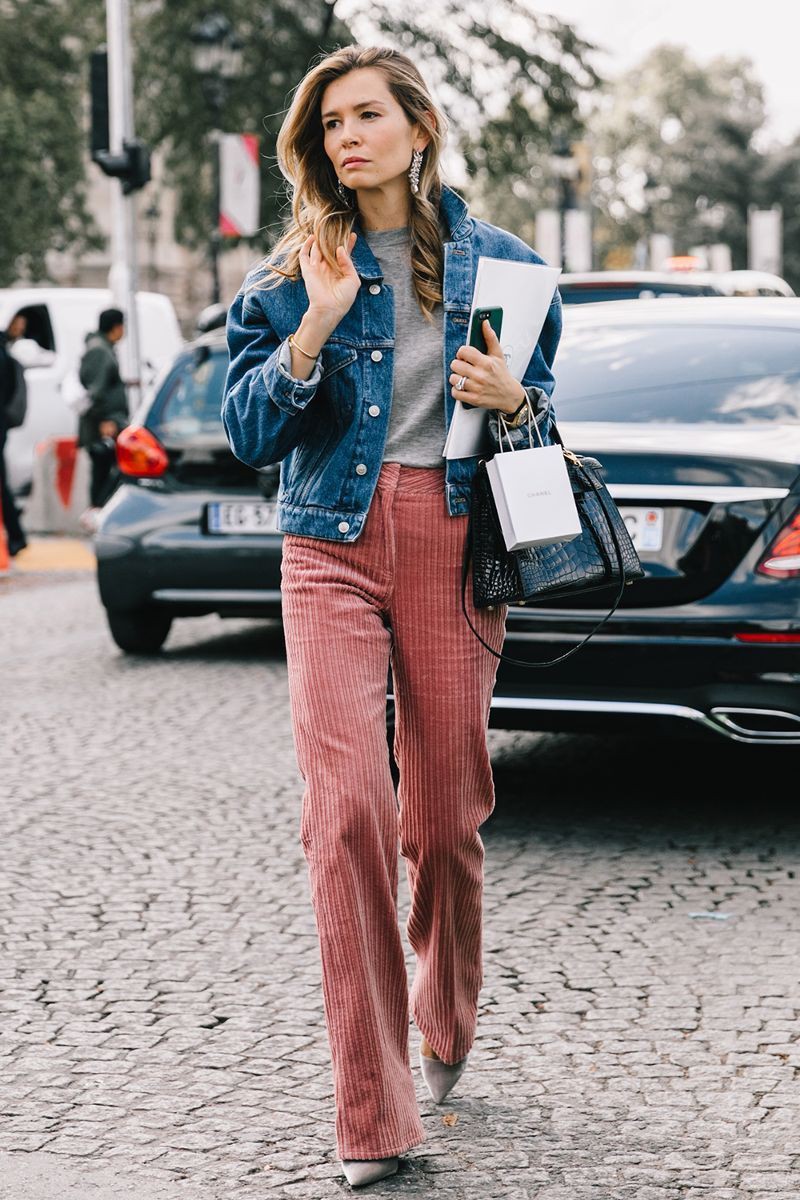 Denim jacket street style, street fashion, jean jacket, t shirt: Denim Outfits,  Jean jacket,  T-Shirt Outfit,  Street Style,  Pink Outfit  