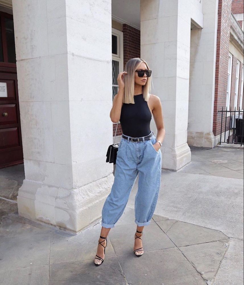 Colour outfit, you must try slouchy jeans outfit twinset slouchy jeans, street fashion: Mom jeans,  Street Style,  White And Blue Outfit,  Twinset Slouchy Jeans,  Slouchy Pants,  Cropped Jeans  
