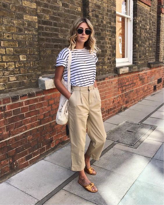 Comment porter des sandales plates dorees: Crop top,  T-Shirt Outfit,  Street Style,  Khaki And Brown Outfit,  Loungewear Dresses  