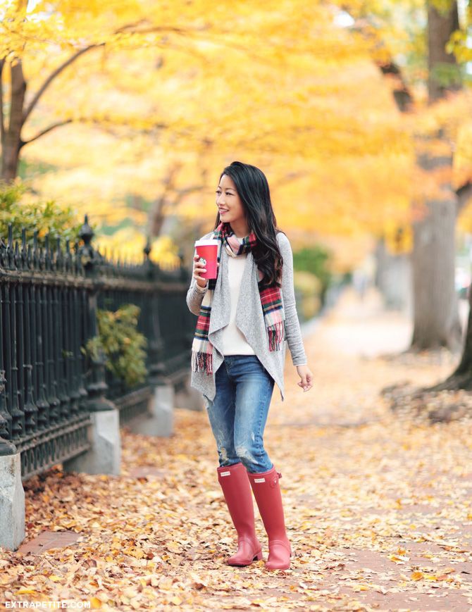 Outfits with red hunter boots: Wellington boot,  Street Style,  Boot Outfits,  Yellow And Red Outfit  