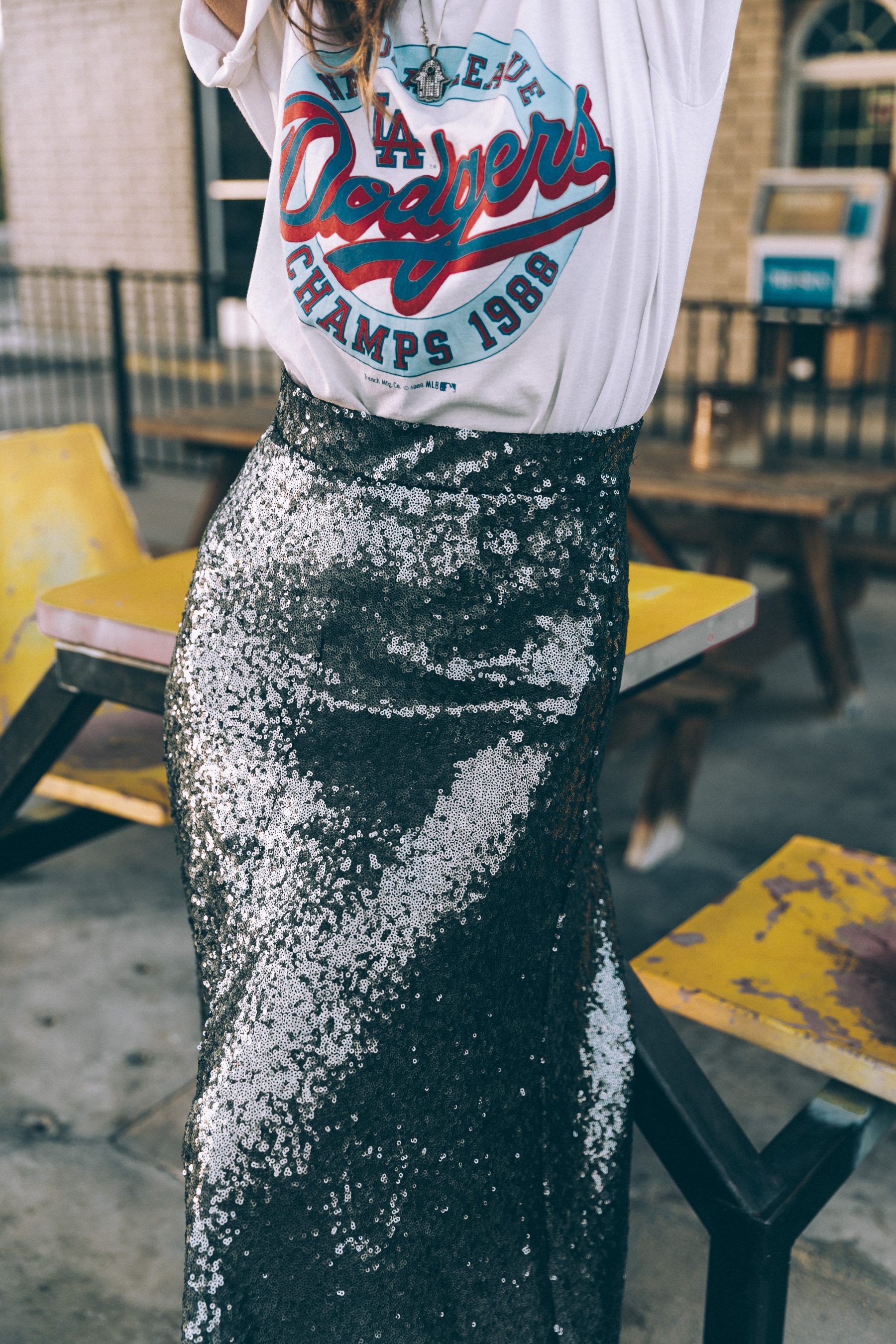 Street style falda lentejuelas, street fashion, casual wear, t shirt: T-Shirt Outfit,  Sequin Dresses,  Street Style  