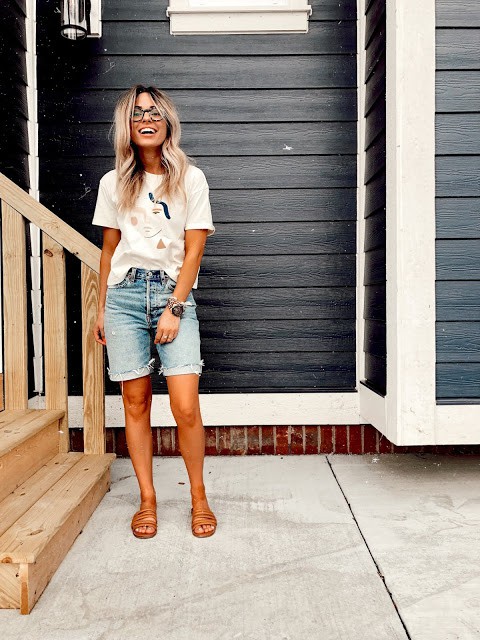 White style outfit with bermuda shorts, denim skirt, shorts: Bermuda shorts,  T-Shirt Outfit,  White Outfit,  Street Style  