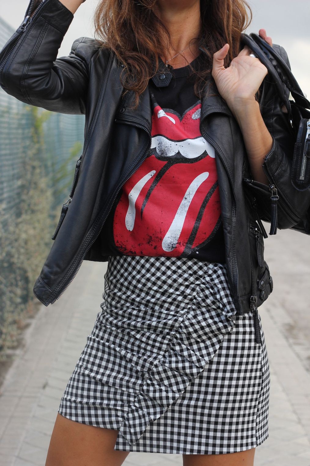 Look rock chic femme 2018 the rolling stones, street fashion: Leather jacket,  T-Shirt Outfit,  Black Outfit,  Street Style  