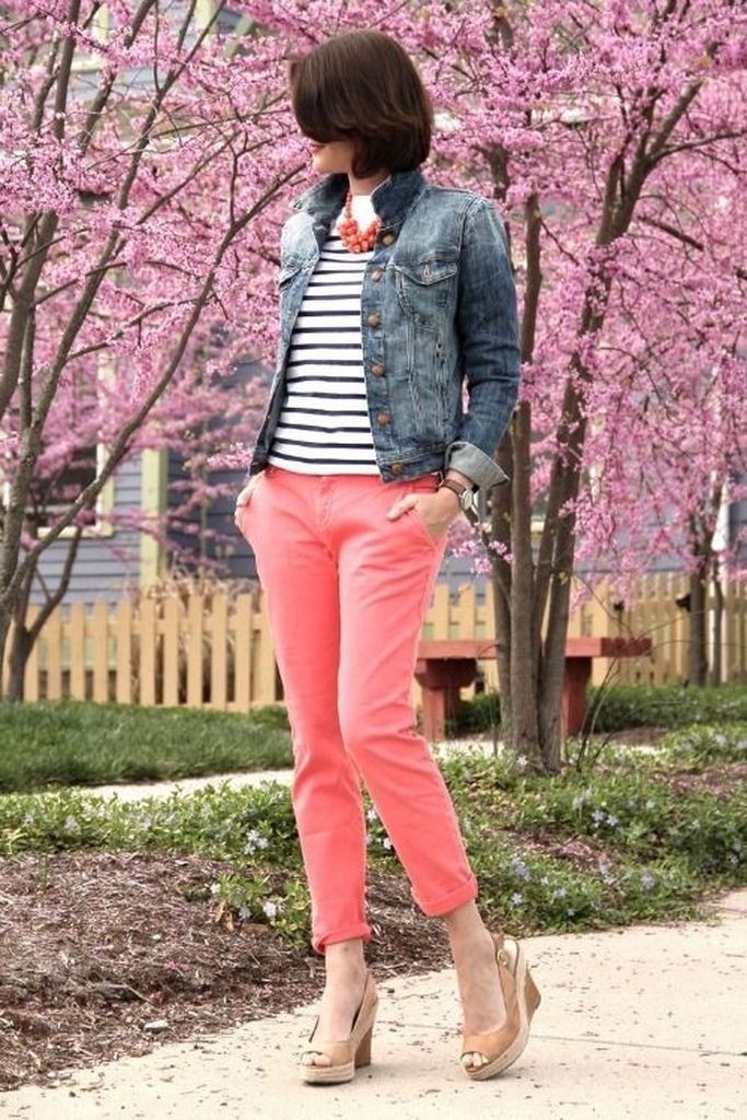 Denim jacket snd pink pants: Jean jacket,  T-Shirt Outfit,  Street Style,  Brown And Pink Outfit,  Orange Outfits,  Denim Jacket with Crop Top  