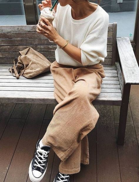 Look pantalon velours cotele beige: Leg Warmer,  Street Style,  Beige Outfit,  Corduroy Pant Outfits,  Beige Trousers  