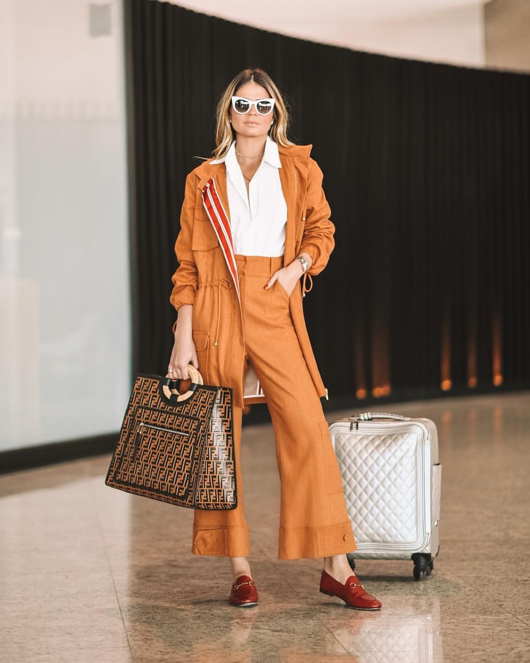 Look esporte fino feminino blazer: Fashion show,  fashion model,  Street Style,  Orange And Brown Outfit,  Airport Outfit Ideas  