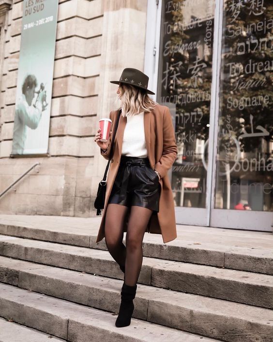 Black colour outfit with shorts, jeans, skirt: Hot Girls,  T-Shirt Outfit,  Black Outfit,  Street Style,  Leather Shorts  