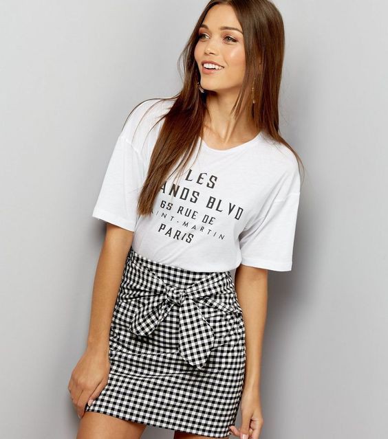 Outfit casual falda con cuadros: Crop top,  T-Shirt Outfit,  White Outfit,  Street Style,  Tie Front Skirt  