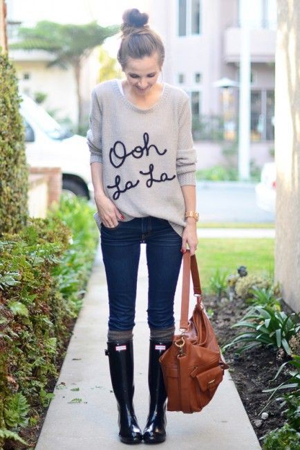 Rainy day outfits with jeans and boots: T-Shirt Outfit,  Wellington boot,  Street Style,  Boot Outfits,  Brown And White Outfit  