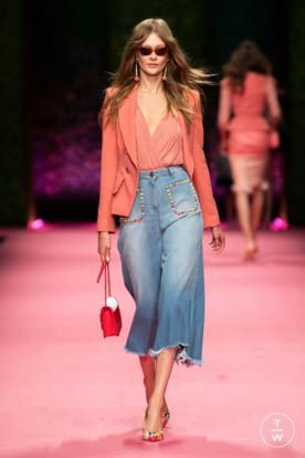 Colour combination living coral looks, elisabetta franchi, street fashion, fashion model, acne studios, public event, fashion show, casual wear: Fashion show,  fashion model,  Elisabetta Franchi,  Street Style,  Pink Outfit,  Orange Outfits  