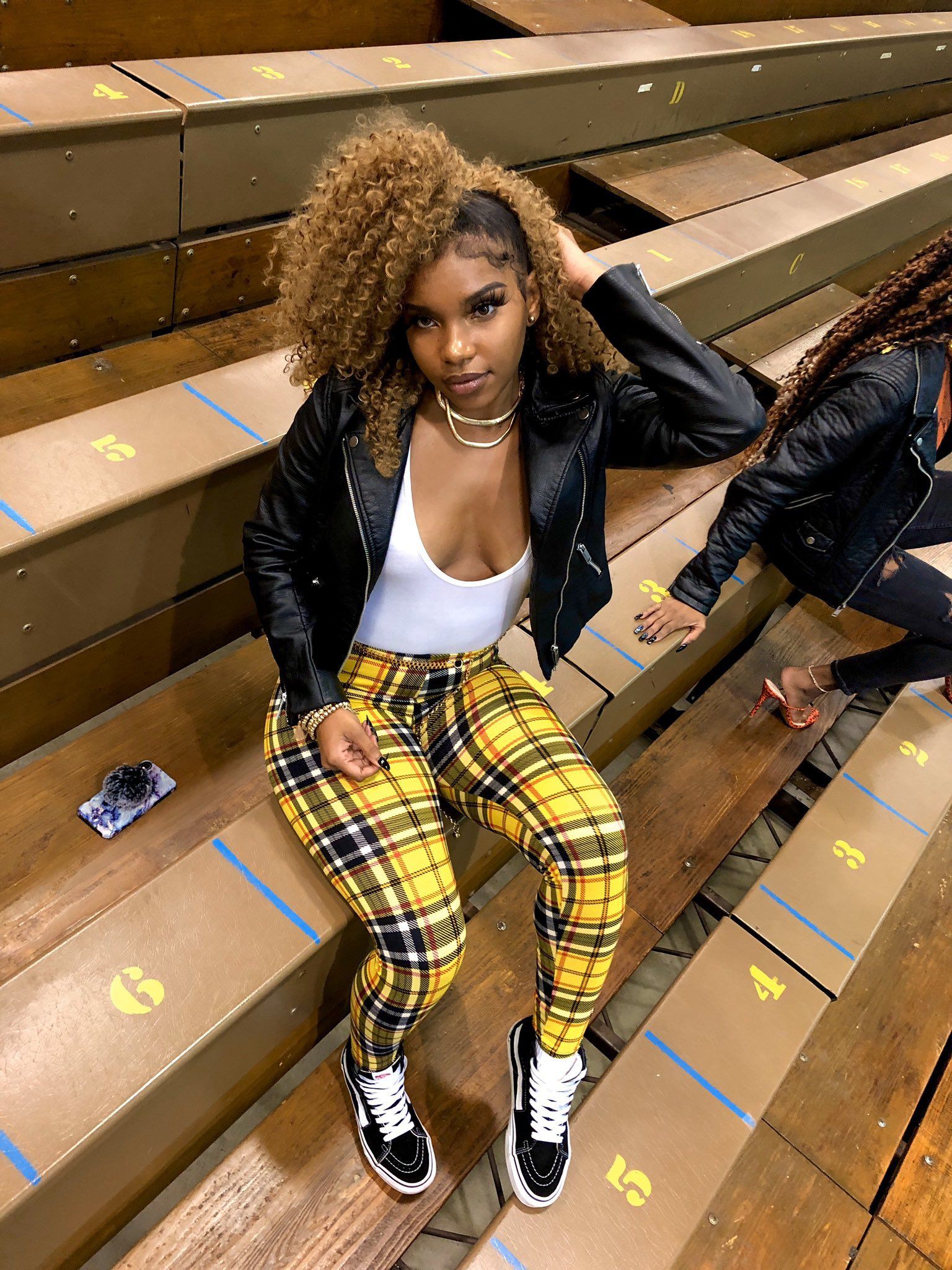 Yellow outfit instagram with leggings