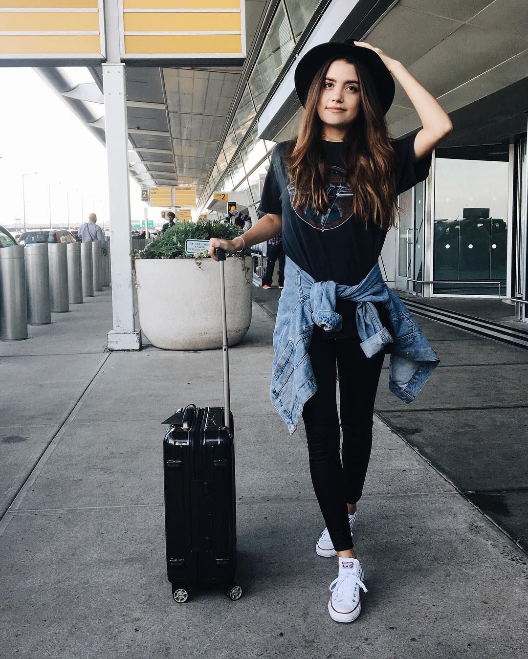 Style outfit summer airport style, street fashion, t shirt: T-Shirt Outfit,  White Outfit,  Street Style,  Airport Outfit Ideas  