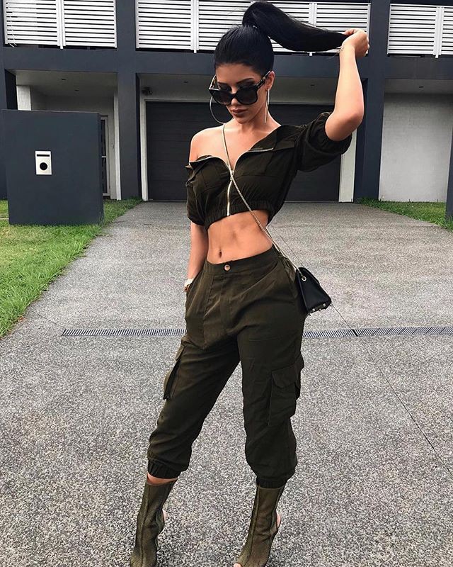 Outfit style with capri pants, crop top, trousers: Crop top,  Capri pants,  Street Style  