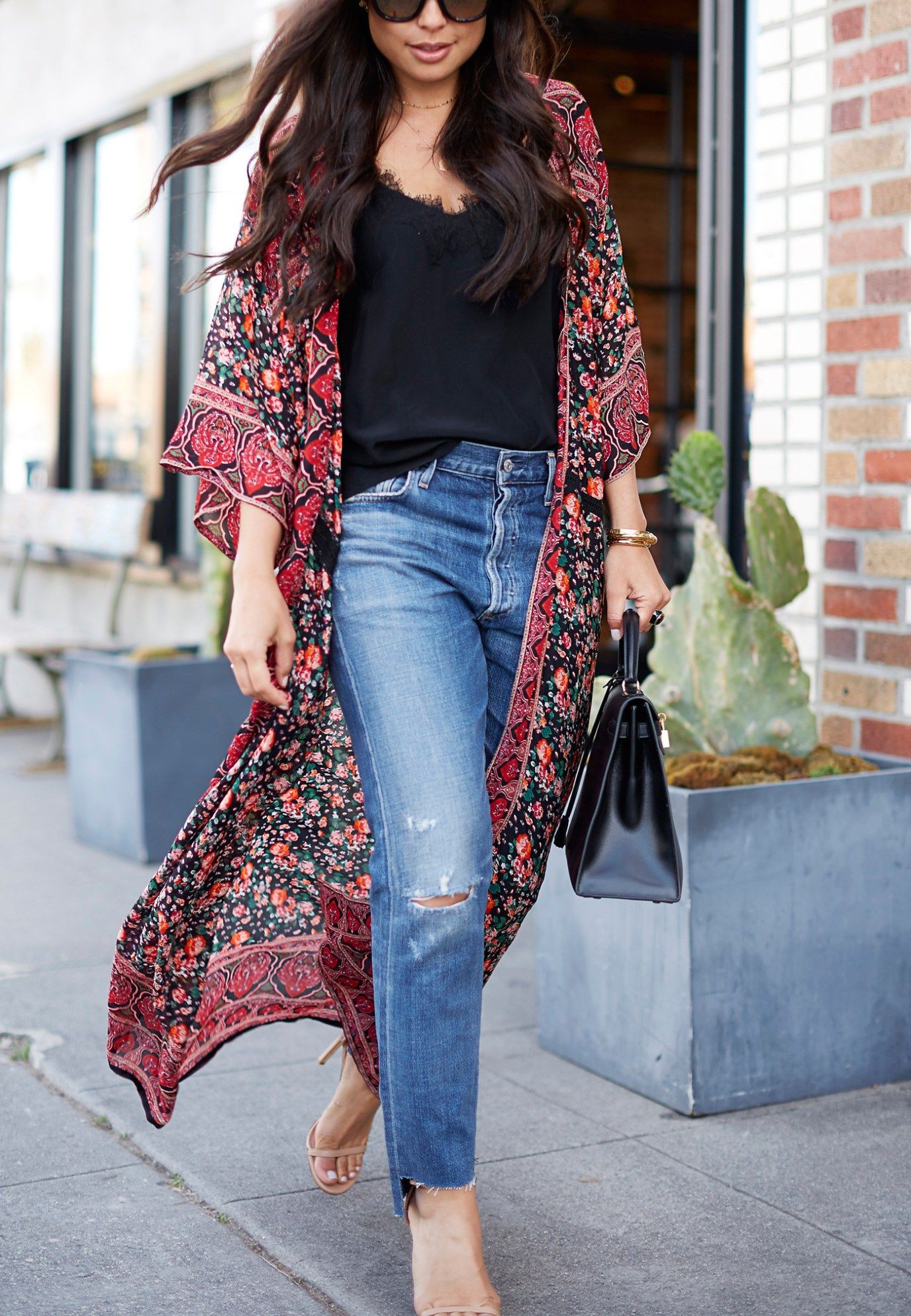 Kimono floreado y jeans, street fashion, boho chic, t shirt: T-Shirt Outfit,  Street Style,  Boho Chic,  Jeans & Kurti Combination,  Kimono Long  