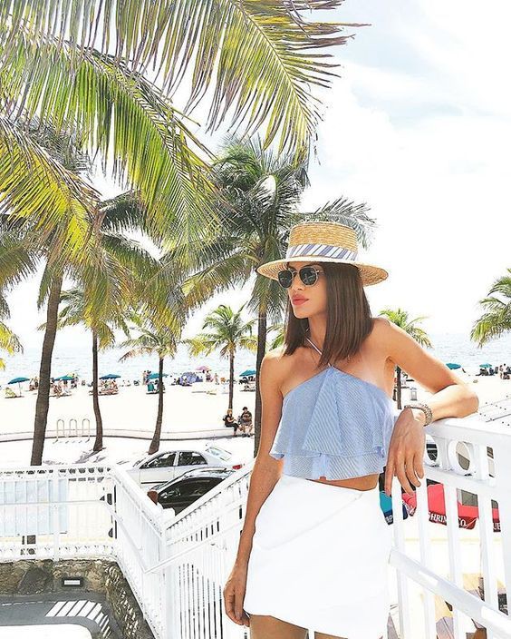 Outfit para ir a la playa: Sun hat,  White Outfit,  Fashion accessory,  Swimming pool,  Boating Outfits  