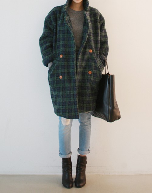 Colour outfit ideas 2020 with vintage clothing, overcoat, jacket: winter outfits,  Vintage clothing,  Plaid Jacket,  Street Style,  Plaid Outfits  