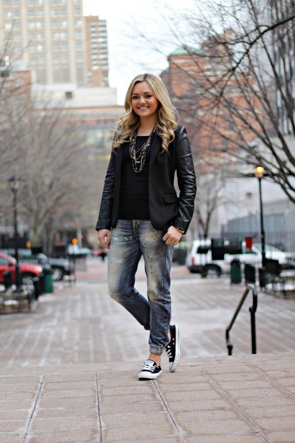 Outfit ideas converse boyfriend jeans, leather jacket, street fashion: Casual Outfits,  Leather jacket,  Street Style,  Black And White Outfit,  Black Leather Jacket  