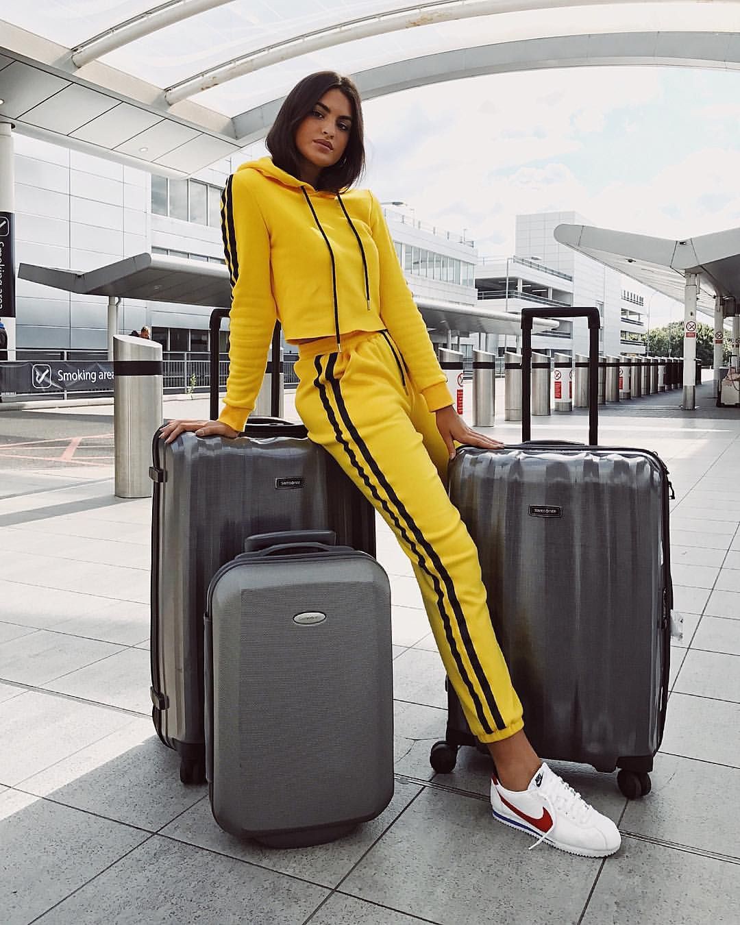 Colour ideas look moletom amarelo luggage and bags, street fashion: Street Style,  Yellow And White Outfit,  Airport Outfit Ideas  