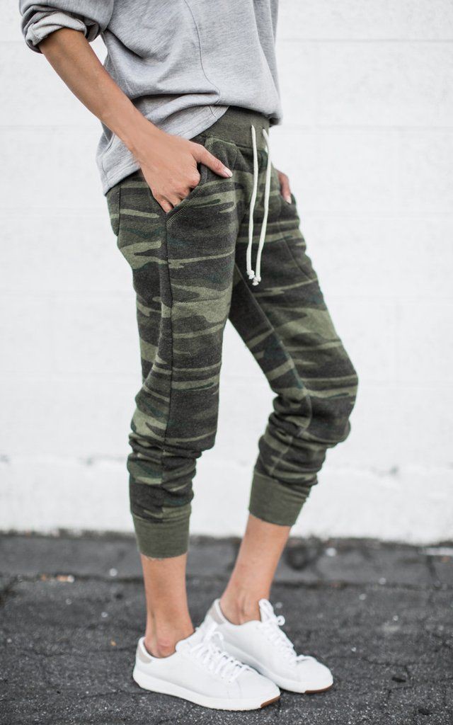 Designer outfit camo sweatpants outfit, camo joggers, active pants, capri pants, cargo pants: Capri pants,  Camo Pants,  Active Pants,  Khaki Outfit,  Camo Joggers  