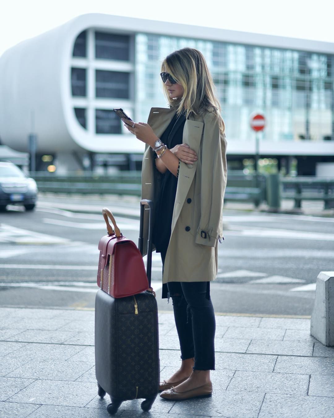 Colour outfit, you must try girls travel outfit julie sariñana, street fashion: Street Style,  Julie Sariñana,  Airport Outfit Ideas  