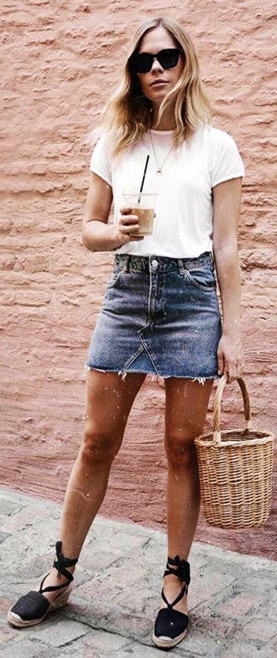 Falda negra con alpargatas, casual wear, jean short, t shirt: T-Shirt Outfit,  White Outfit,  Denim skirt  