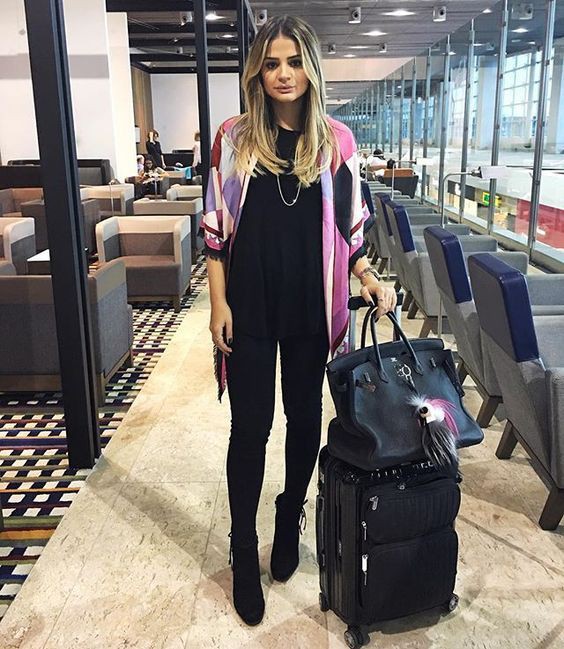 Looks para voos longos thássia naves, street fashion: Street Style,  Pink Outfit,  Airport Outfit Ideas  