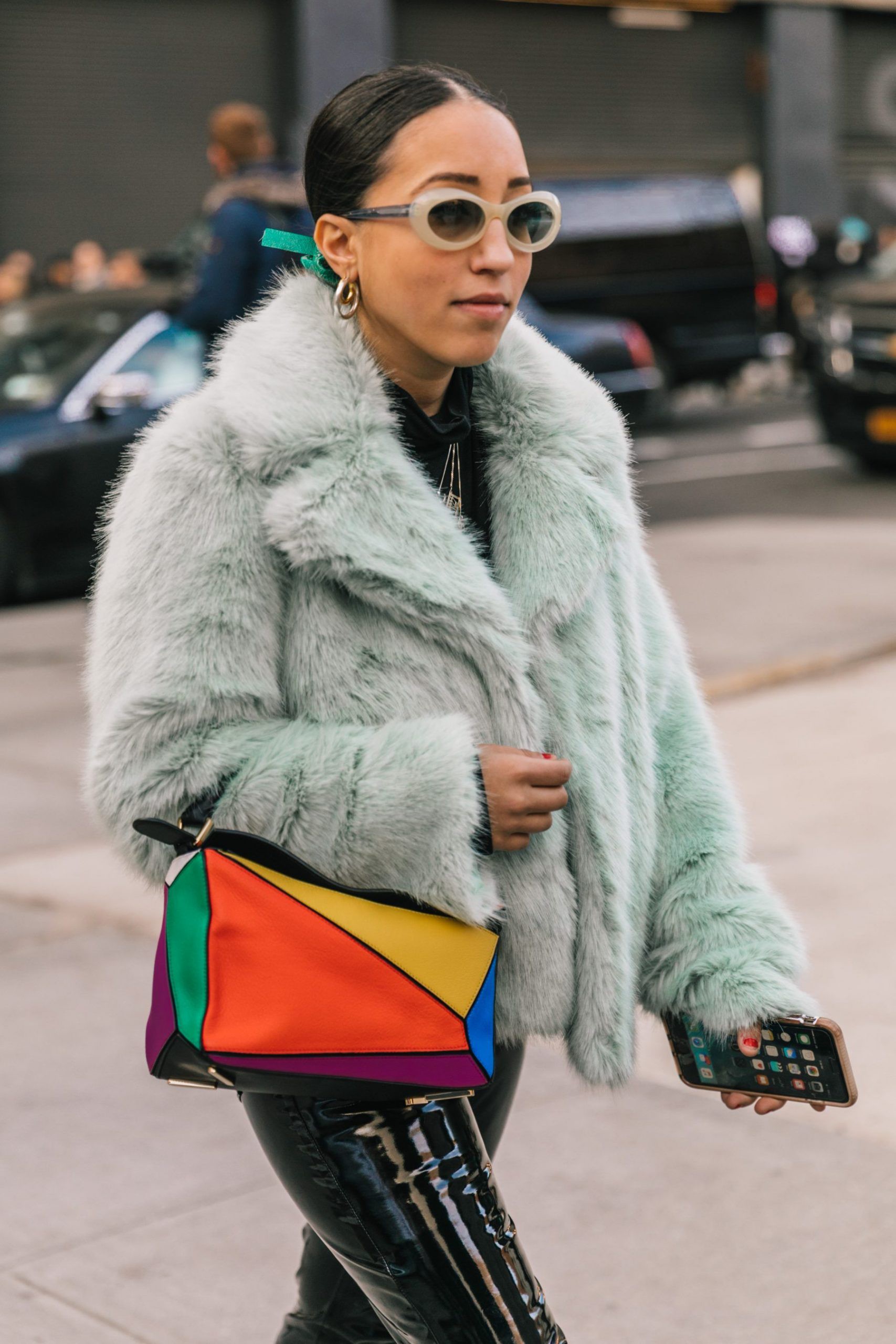 Bright colored bag, patent leather pants, fluffy coat = love everything about th... | Summer Outfit Ideas 2020: leather,  Outfit Ideas,  summer outfits,  Love,  bag,  Pants,  coat,  Furry Coat  