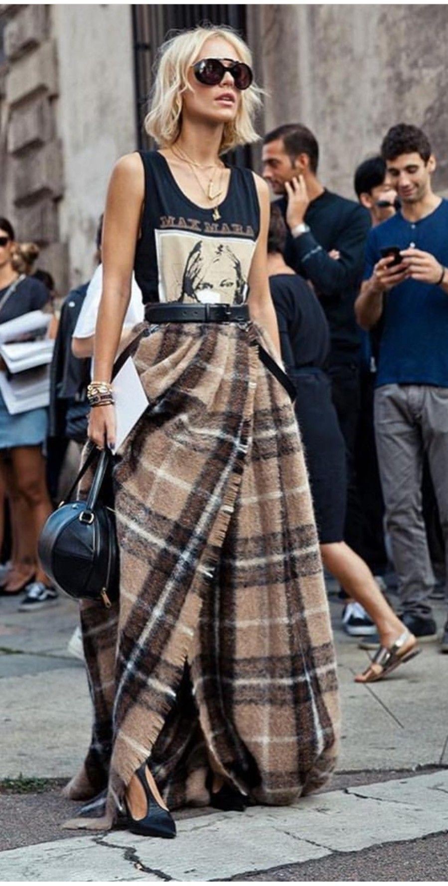 This is a new way to wear a blanket skirt! Love it | ღ Awesome fashion ...