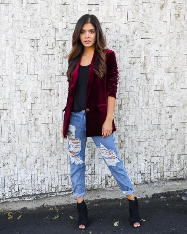 College Outfit With Velvet Blazer: College Outfit Ideas,  Tomboy Outfit,  Ripped Jeans,  Velvet Outfits  