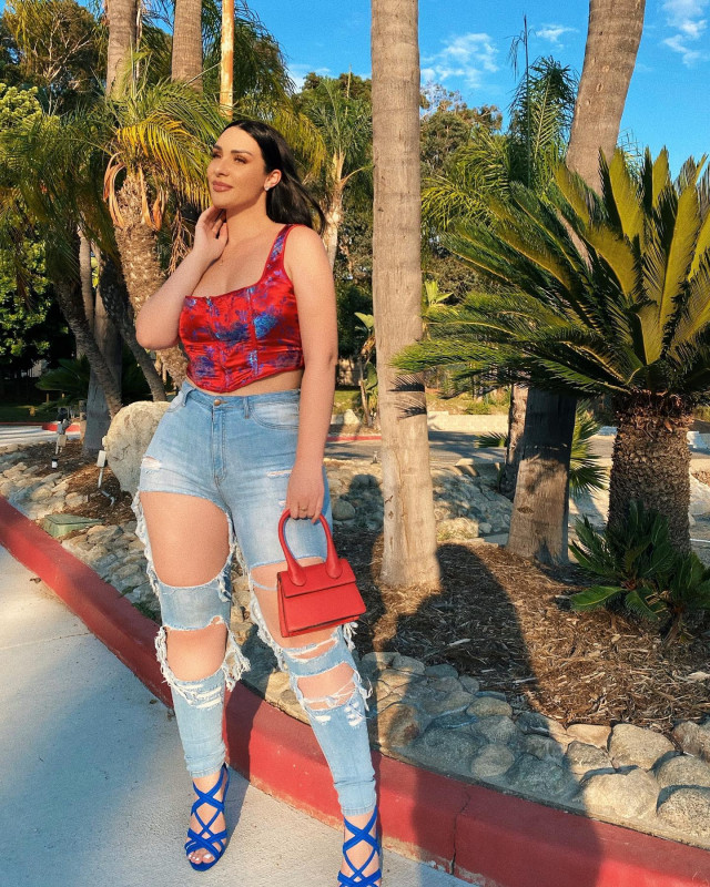 Outfit With Ripped Jeans & Square Neck Top | Viktoria Kay: Viktoria Kay,  Casual Outfits,  Red top  