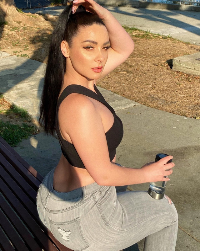 Viktoria Kay Hottest Instagram Photo In Black Crop Top & Gray Ripped Jeans: Viktoria Kay,  Casual Outfits  