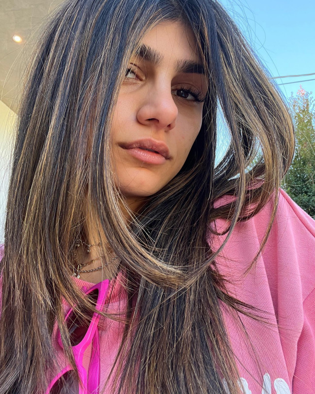 Mia Khalifa Wow Her Instagram Fans With Her Latest Selfie In Highlighted Hairs: Selfie Poses For Girls  