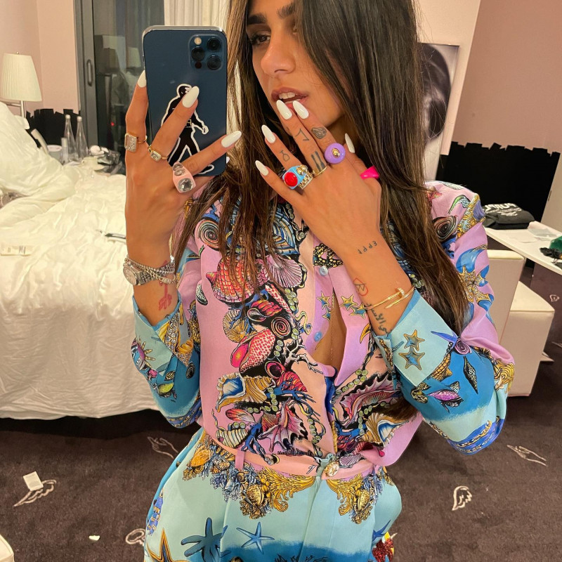 Mia Khalifa iphone Selfie In Cute Printed Outfit: Selfie Poses For Girls  
