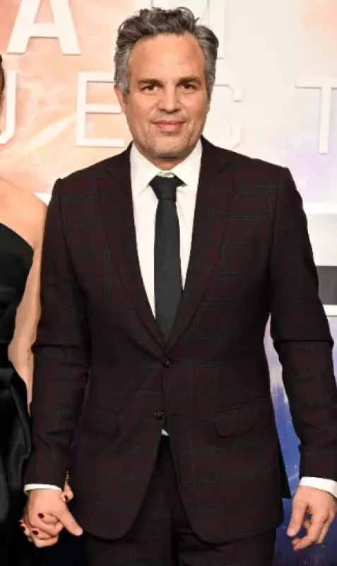 Mark Ruffalo The Adam Project Plaid Checkered Suit: 