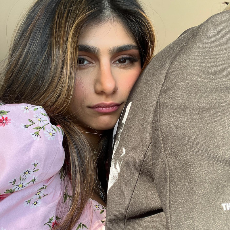 Cutest Instagram Selfie By Mia Khalifa: Selfie Poses For Girls,  Cute Girl  