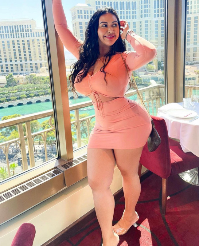 Tracy Lopez Beige Pink Outfit With Full Sleeve Crop Top & Bodycon Mini Skirt: Instagram Images Tracy Lopez,  Hot Instagram Models,  Thick White Girls  